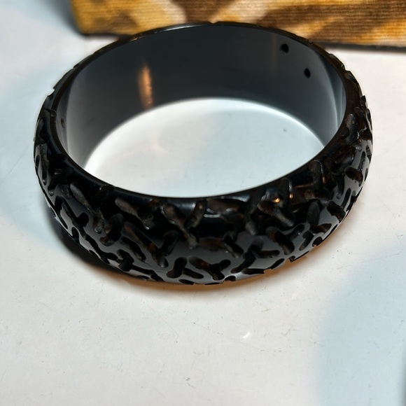 Box full of Vintage Bakelite Jewelry - Picture 7 of 15